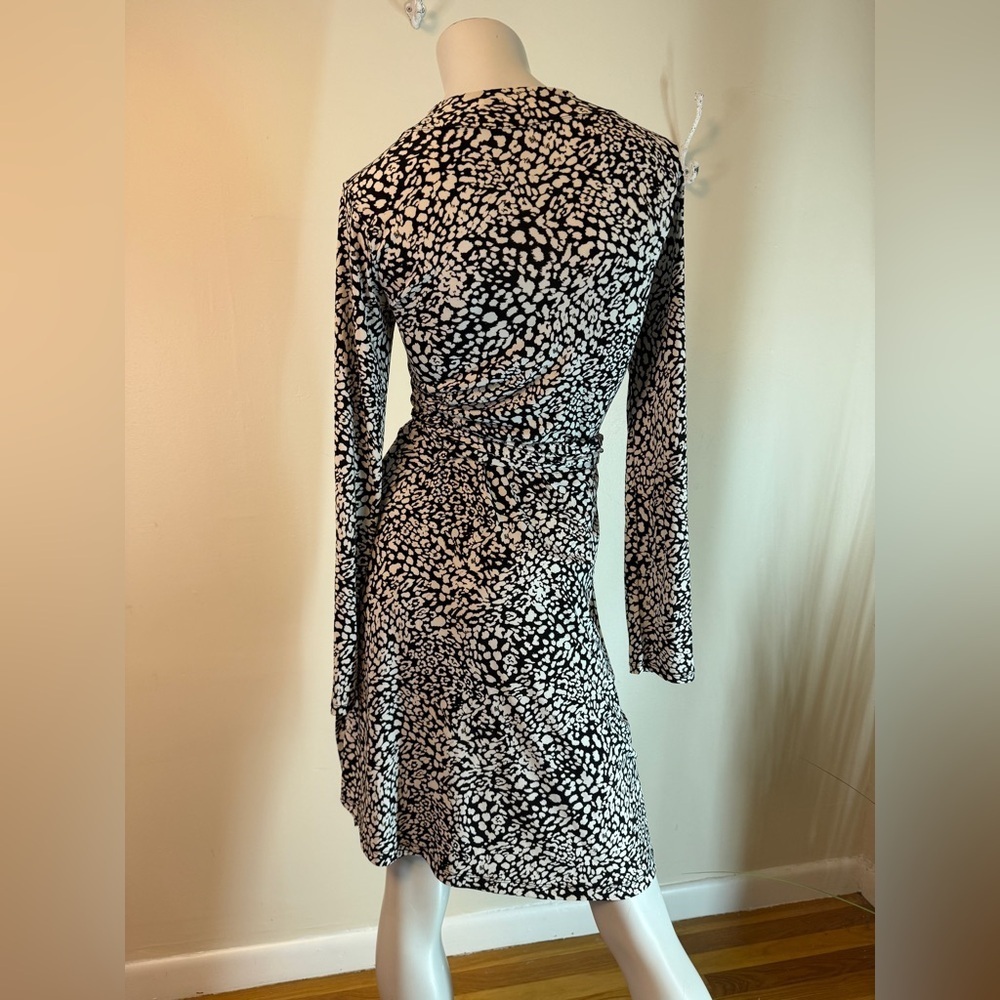 BANANA REPUBLIC BLACK & WHITE ABSTRACT STRETCH JERSEY KNIT WRAP DRESS MEDIUM - Picture 4 of 6
